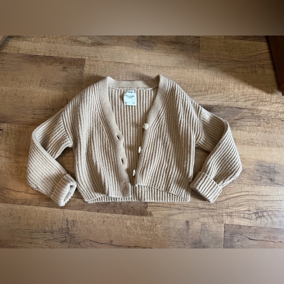 Abercrombie & Fitch Sweaters - Abercrombie & Fitch Tan Ribbed V-Neck Sweater
